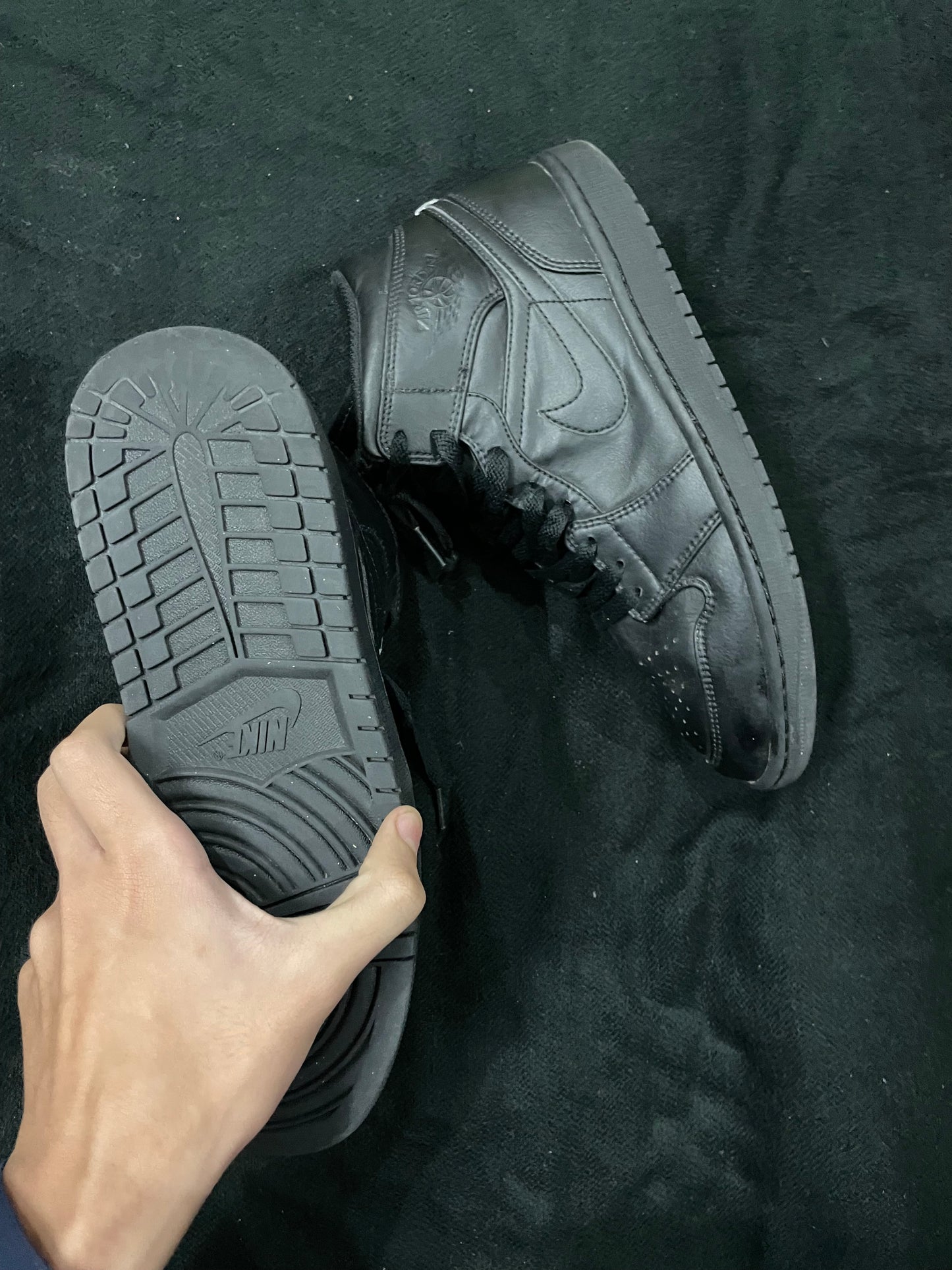 Jordan 1 Mid Triple Black